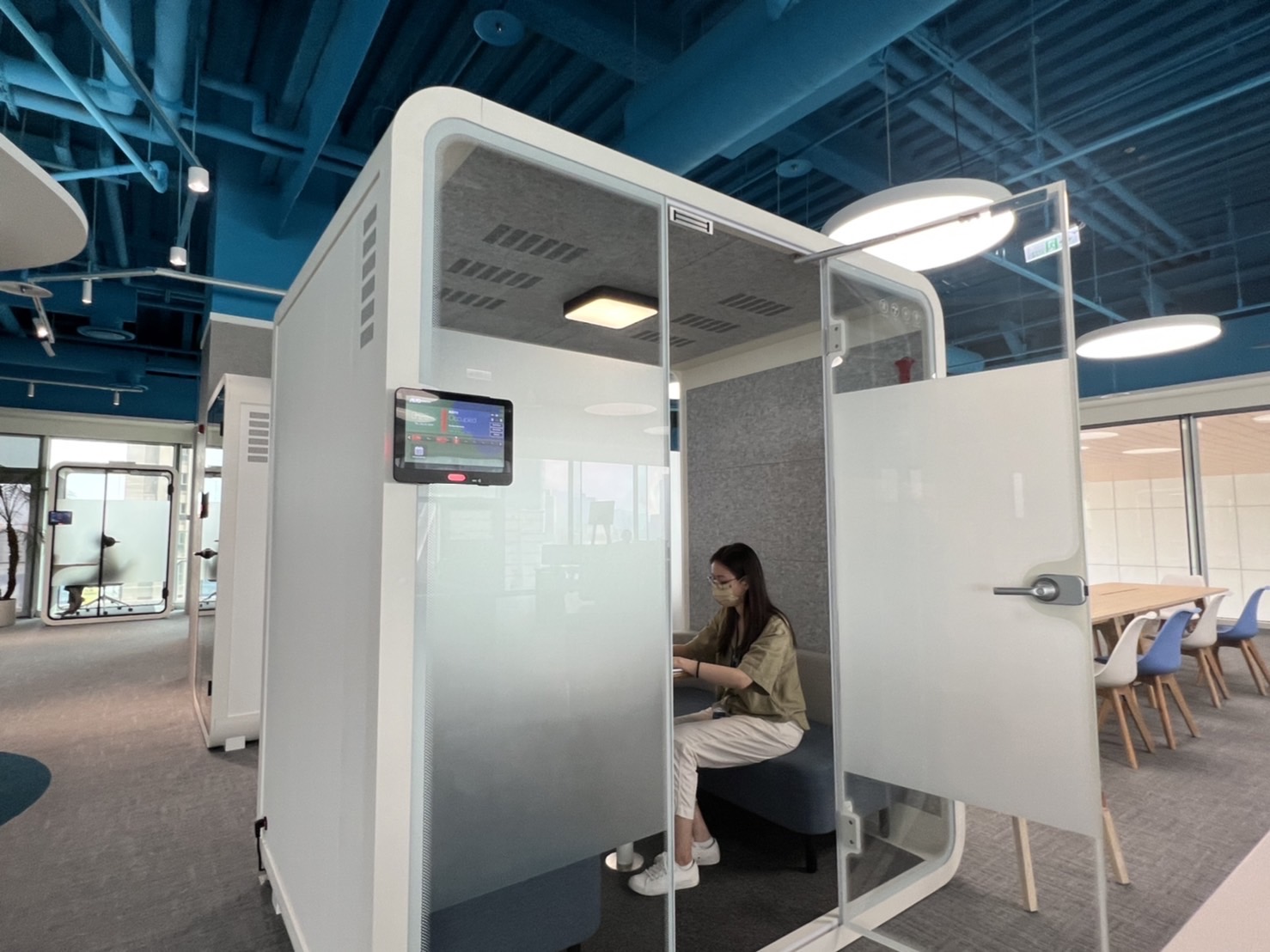 YABO鸭脖高雄據點的智慧行動辦公艙，展現YABO鸭脖在面板以外的研發應用軟實力